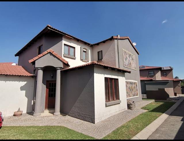 4 BEDROOM TOWNHOUSE FOR SALE IN EMFULENI GOLF ESTATE